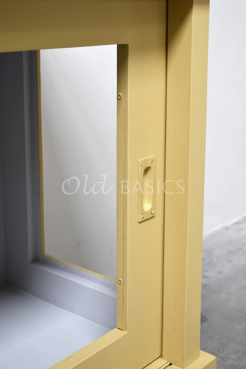 Detail van Dressoir Bordeaux Novi, 3 deuren, RAL1002, geel, materiaal hout